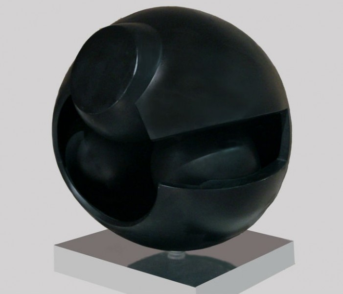 Una scultura sferica opera di Alfio Castelli