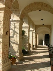 Il monastero di clausura femminile di S. Maria Maddalena a Serra de' Conti, il chiostro