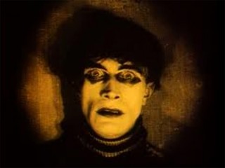 Una scena del film "Il gabinetto del dottor Caligari" di Robert Wiene