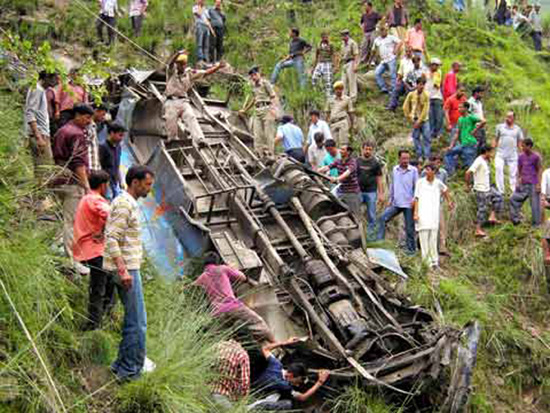 L'incidente dell'autobus caduto nel fiume in India