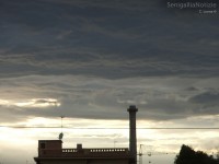 Maltempo a Senigallia, sullo sfondo la ciminiera della ex Sacelit-Italcementi