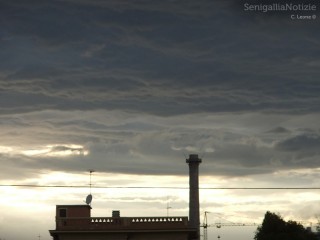 Maltempo a Senigallia, sullo sfondo la ciminiera della ex Sacelit-Italcementi