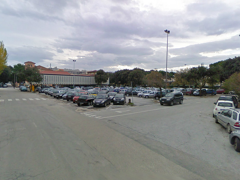 Il parcheggio di via Quintino Sella, stretto tra l'ex Hotel Marche, i giardini Morandi e la stazione ferroviaria FS