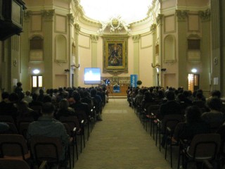 Il pubblico alla chiesa dei Cancelli per ascoltare Paolo Attivissimo, ospite di fosforo, la festa della scienza