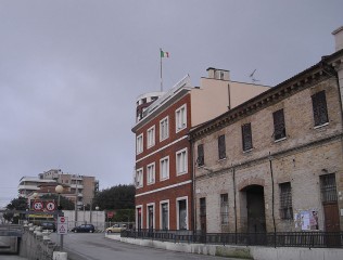 Il Tricolore esposto sopra l'ex hotel Columbia, a Senigallia, tra via Perilli e viale Bonopera