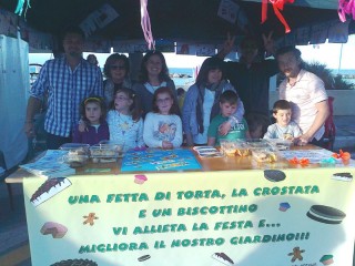 Lo stand degli alunni della scuola materna alla Sagra del Pesce di Cesano di Senigallia