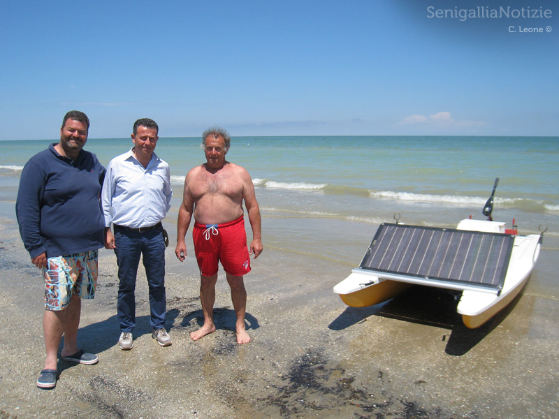Monachesi, Memè, Mesturini di fianco al pattino acquatico energia solare ideato da Massimo Mesturini