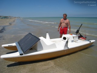 Massimo Mesturini con il suo pattino acquatico energia solare