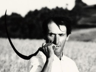 Una celebre foto di Giacomelli che descrive la vita nei campi senigalliesi