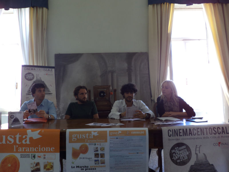 Il sindaco di Corinaldo Matteo Principi (terzo da sinistra) presenta alcune iniziative per l'estate