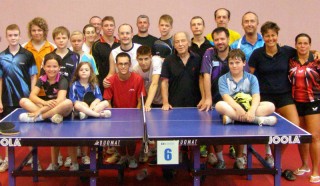 Matjaz Sercer assieme ad alcuni giovani giocatori al Centro Olimpico di Senigalia