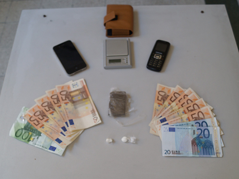 Il materiale sequestrato dai Carabinieri: droga, bilancino e contanti