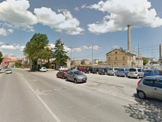 Via Raffaello Sanzio a Senigallia, a fianco della ferrovia: sulal sinistra il Matt Bar, sulla destra la ciminiera ex Italcementi