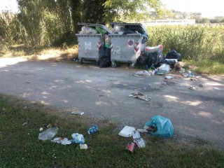 La situazione dei rifiuti in località Molino Marazzana, frazione di Senigallia