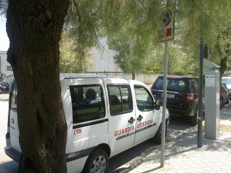 Il mezzo della Guardia Costiera parcheggiato in un posto riservato ai disabili, a Senigallia