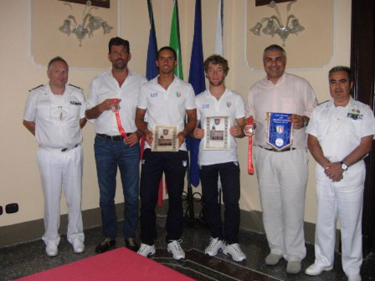 Enrico Clementi e Francesco Falcetelli, terzo e quarto da sinistra, premiati per il bronzo ai Giochi del Mediterraneo