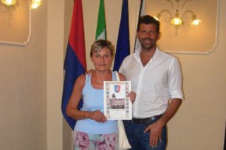 Il sindaco Mangialardi premia la fedele turista Manuela Pavan