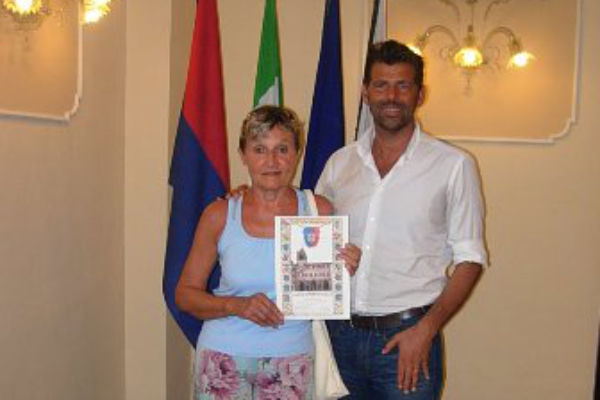 Il sindaco Mangialardi premia la fedele turista Manuela Pavan