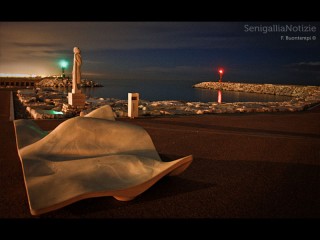 Una panchina al porto di Senigallia