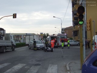 L'incidente tra via Sanzio e via Cilea, Vigili del Fuoco e ambulanza sul posto