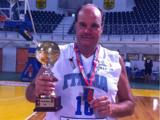 Paolo Santini, coi premi per il titolo mondiale di basket in Grecia