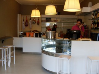 "Punto Più", bancone interno