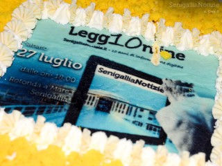 Il taglio della torta di compleanno per i 10 anni di SenigalliaNotizie.it