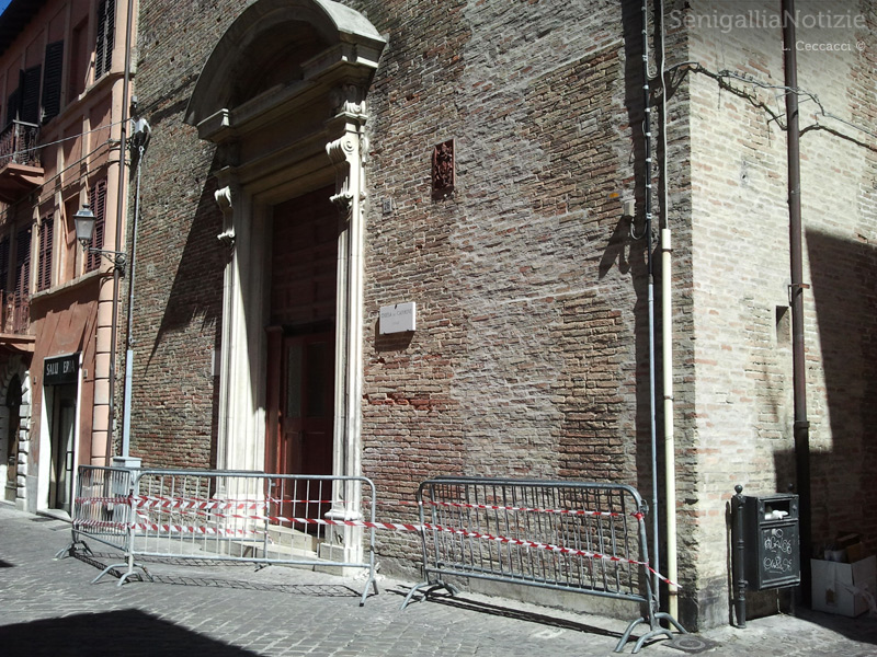 la chiesa del Carmine ha subito un distacco di alcuni frammenti di cornicione