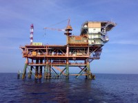 L'isola Clara Ovest per l'estrazione di idrocarburi collegata alla raffineria Api di Falconara Marittima, nel mare Adriatico