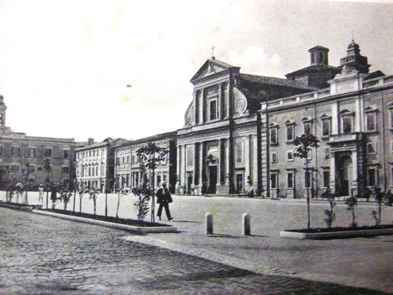 piazza del duomo (piazza Garibaldi) a Senigallia a fine '800
