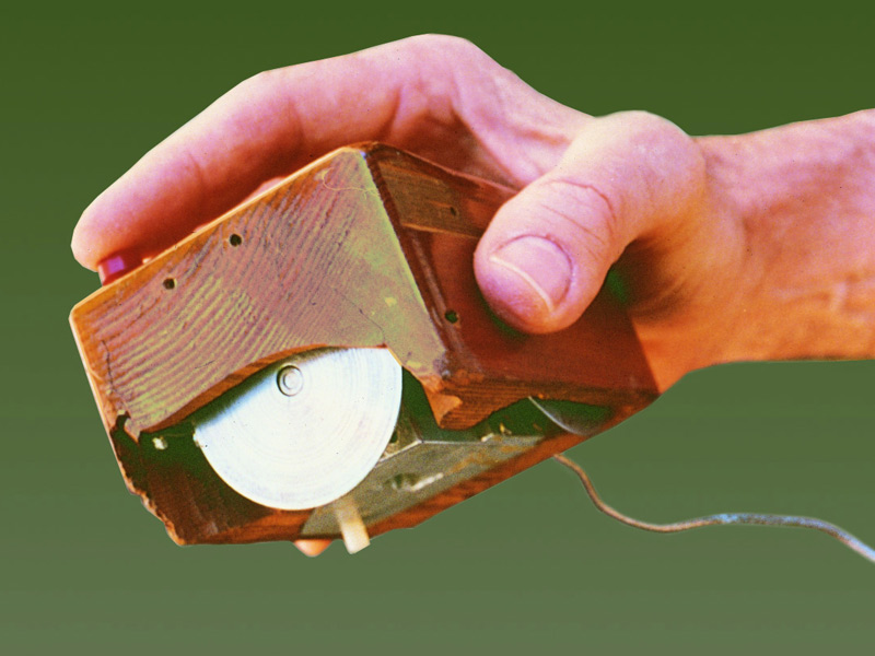 Il primo mouse per pc ideato negli anni '60 da Douglas Engelbart