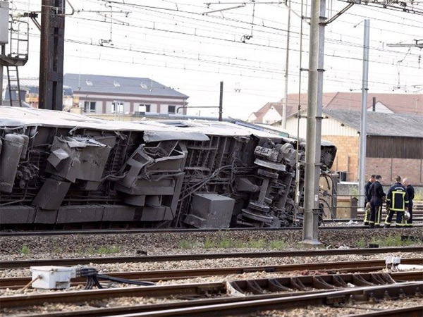 Il treno deragliato nella stazione di Bretigny-sur-Orge, Parigi