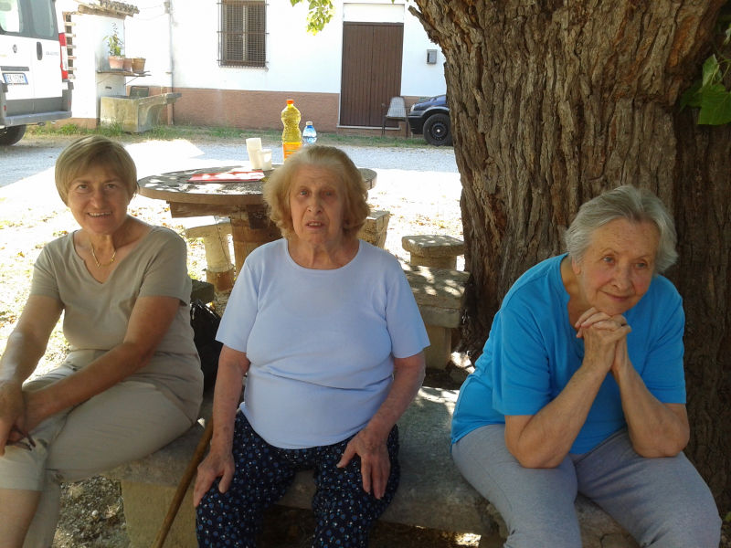 Alcune ospiti della casa di riposo di Morro d'Alba