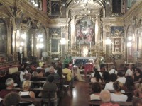 La Chiesa della Croce affollata di persone