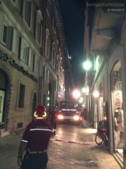Vigili del fuoco intervengono in via Marchetti per un cornicione pericolante