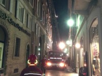 Vigili del fuoco intervengono in via Marchetti per un cornicione pericolante