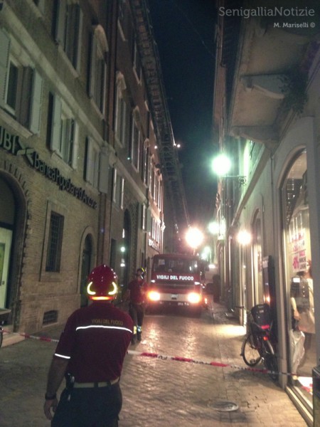 Vigili del fuoco intervengono in via Marchetti per un cornicione pericolante