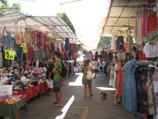 Il mercato in piazza Simoncelli