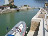 Vista del porto canale, gommone della Guardia Costiera
