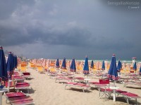 Maltempo sulla Spiaggia di Velluto "vuota" in pochi minuti