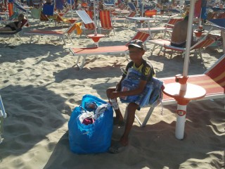 Venditore minorenne sulla spiaggia di Senigallia