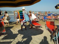 Venditore minorenne sulla spiaggia di Senigallia