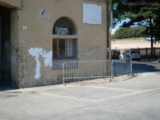 Crolla il cornicione a Palazzo Ferrer (viale Bonopera) a Senigallia