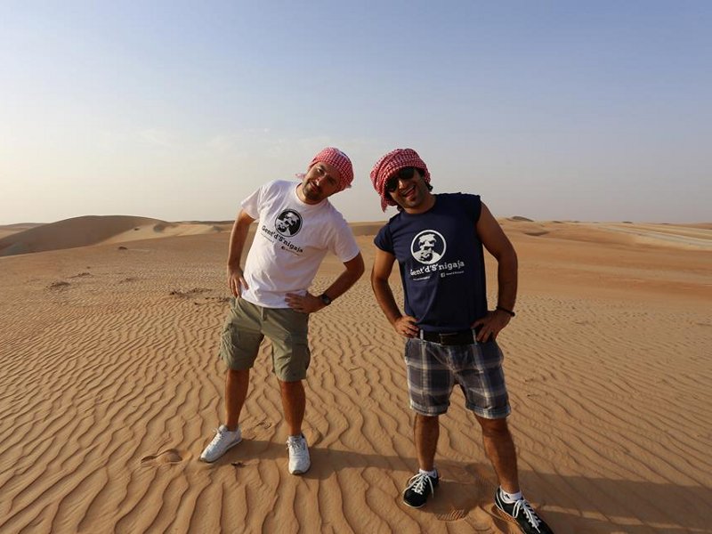 Le magliette di Gent'd'S'nigaja nel deserto arabo
