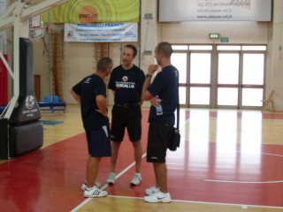 Coach Valli a dialogo con il suo vice Bartoli e il preparatore fisico Frezza