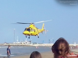 L'eliambulanza alla spiaggia di Senigallia