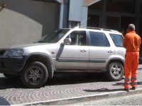 L'auto che ha sfondato il pannello di vetro del marciapiede a fianco al Teatro La Fenice