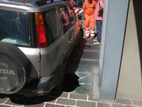 Pannello di vetro frantumato sul marciapiede del Teatro La Fenice a seguito del peso di un'auto