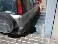 Il vetro del marciapiede adiacente al Teatro La Fenice rotto dal peso dell'auto