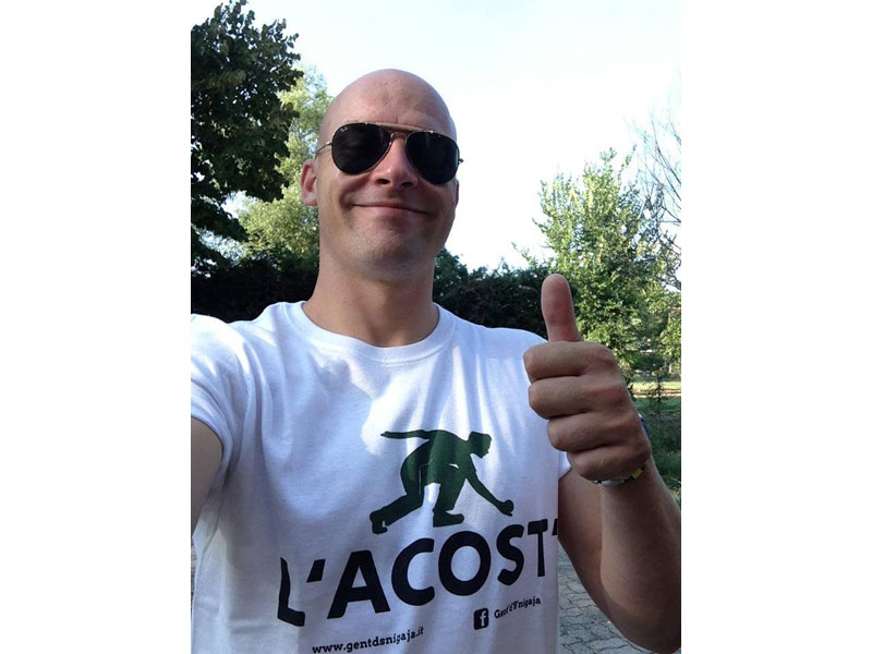 La maglietta Lacost arriva a Reggio Emilia, addosso a Roberto